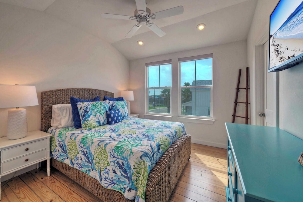 Sleeps 20 2 Homes in Mercer Village w/ Pool Heart of Old Town, Walkable
