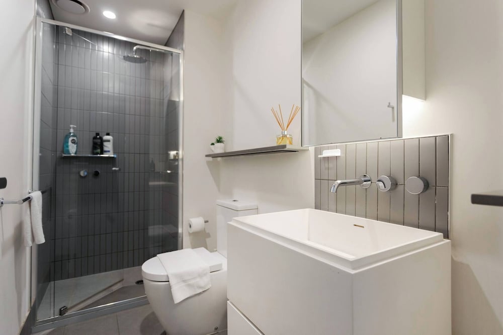 Southbank 2BR High City Views Enjoy Wine, Gym, Pool, Wifi