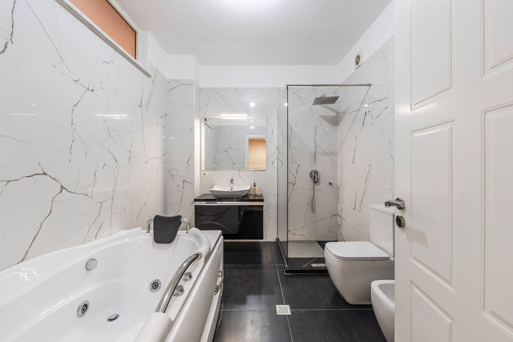 Spacious City-view Apartment Overlooking Shkod r
