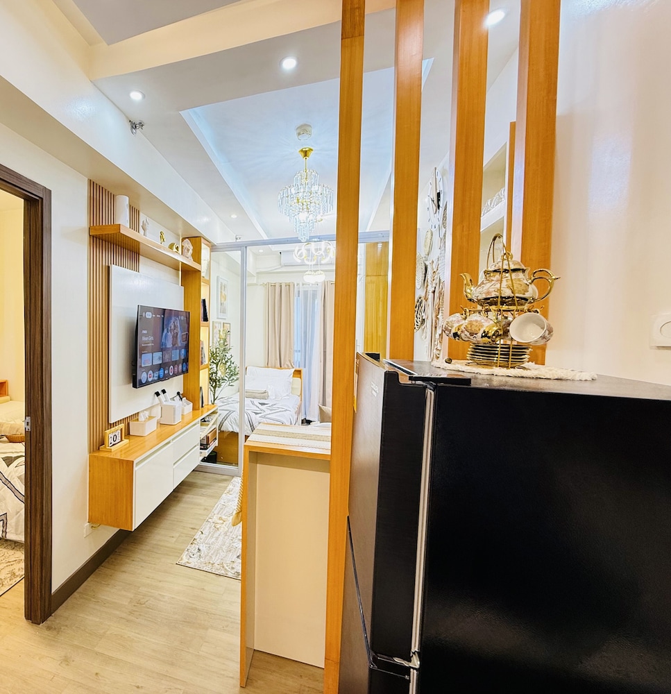 Cozy Retreat w/Balcony Near SM Mall/NAIA Airport