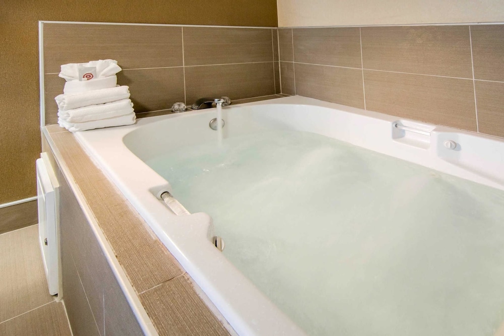 Albany Vacations - Comfort Suites Linn County - Property Image 2