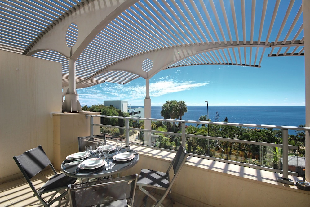 Oceanside Terrace Apartment by Holiday Rental Management