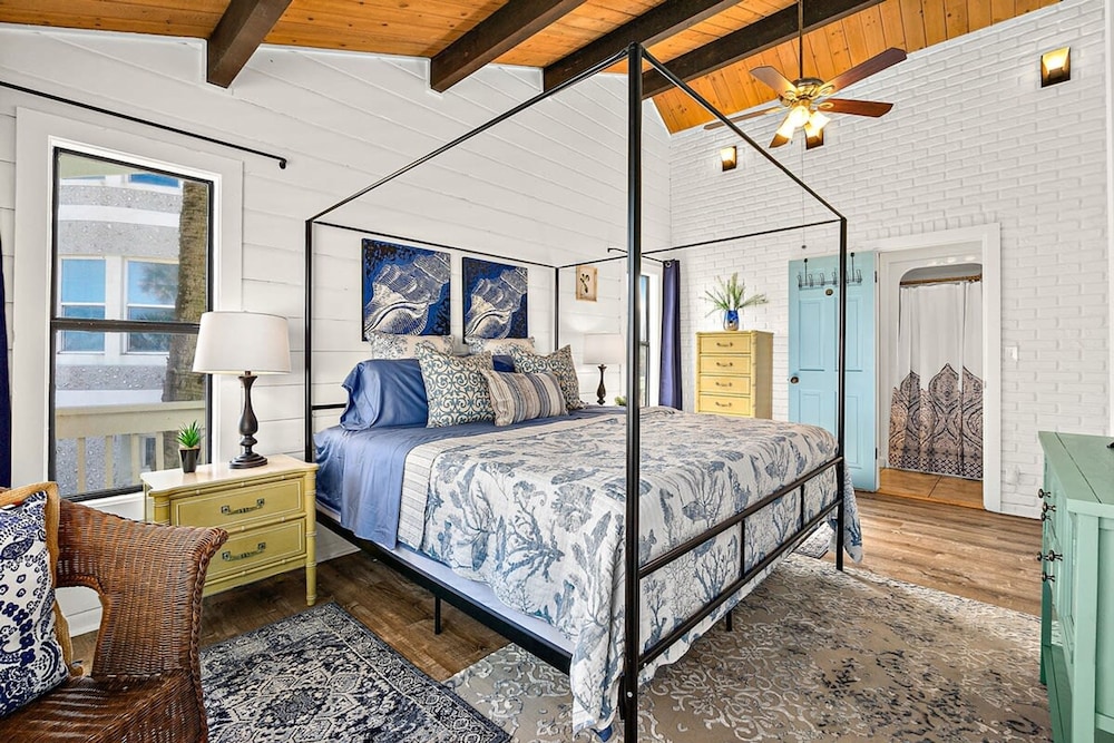 Pelican Beach Private Ocean Front Beach House- Sleeps 10 Bring Your Surf Boards