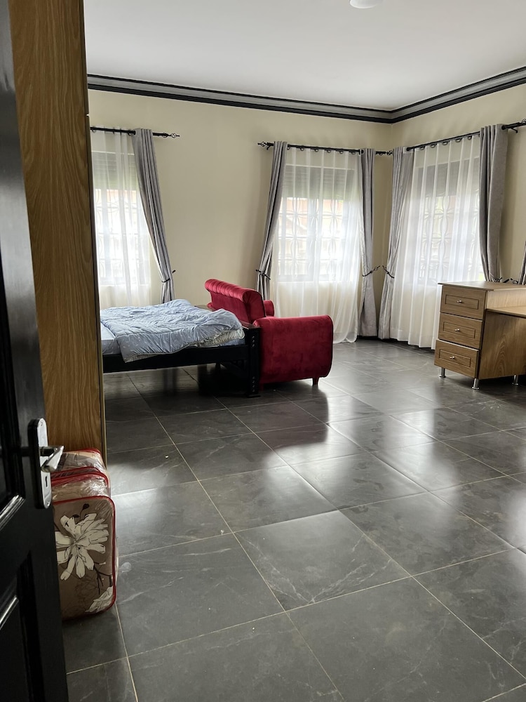Inviting 9-bed Villa in Kampala view 4