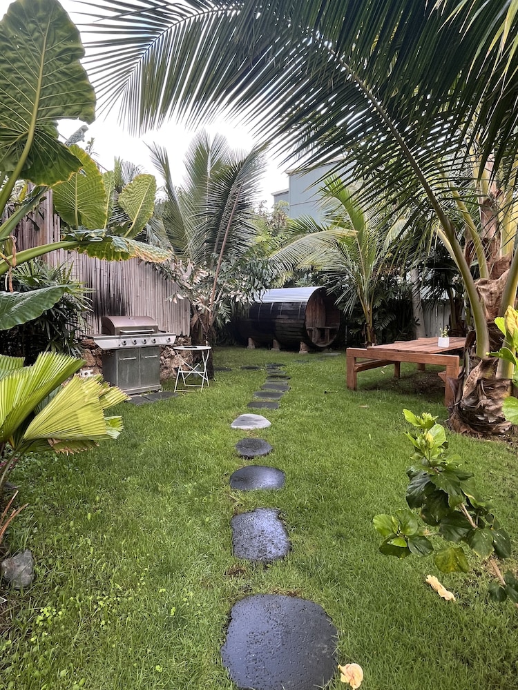 Akule Clubhouse: Awa 1 Bedroom Apt by the Beach 1 Condo by RedAwning