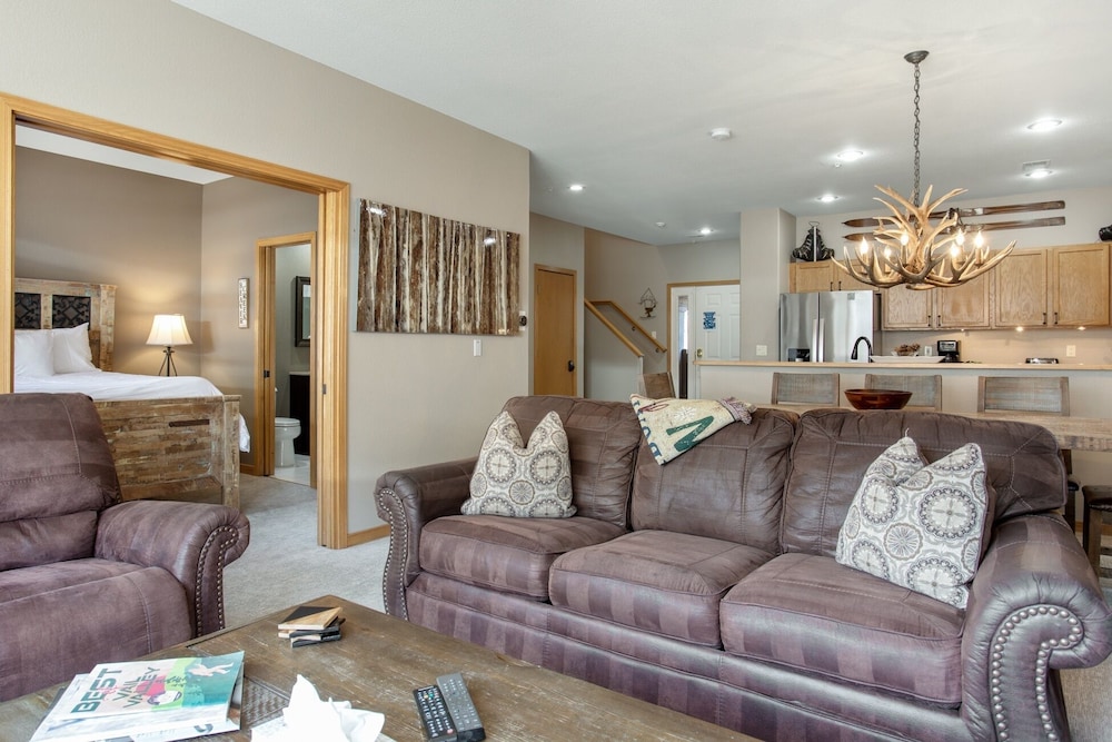 Canyon Run B203 3 Bedroom Condo by RedAwning - Property Image 2