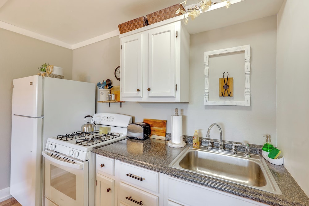 Pet-friendly Studio w/ Yard & Fire Pit in Vilonia!