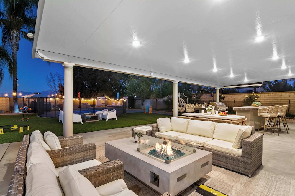 Luxury Pool Home w Theater Games & Mountain View
