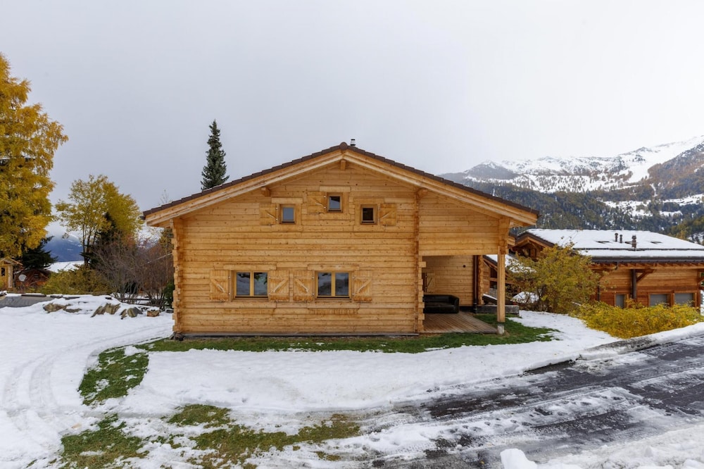 Rosaline - Large and Cosy Swiss Chalet With Beautiful Views
