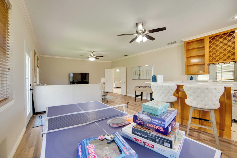 Game Room & Bar: Secluded Getaway in Farmersville