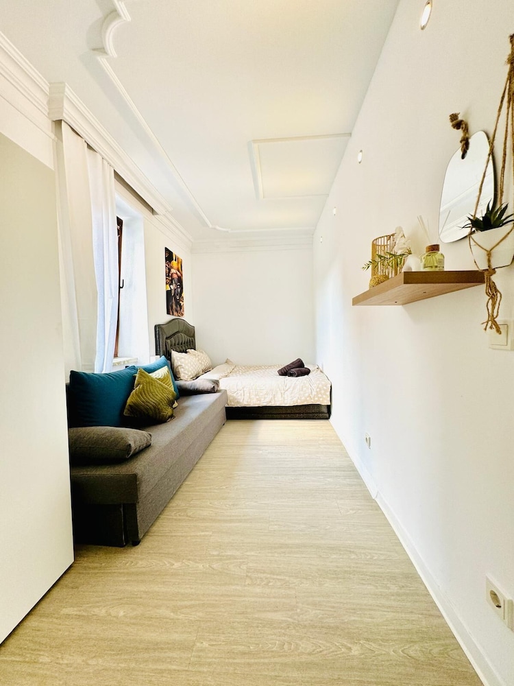Affordable 4BR Apt Walk to FAC Platz