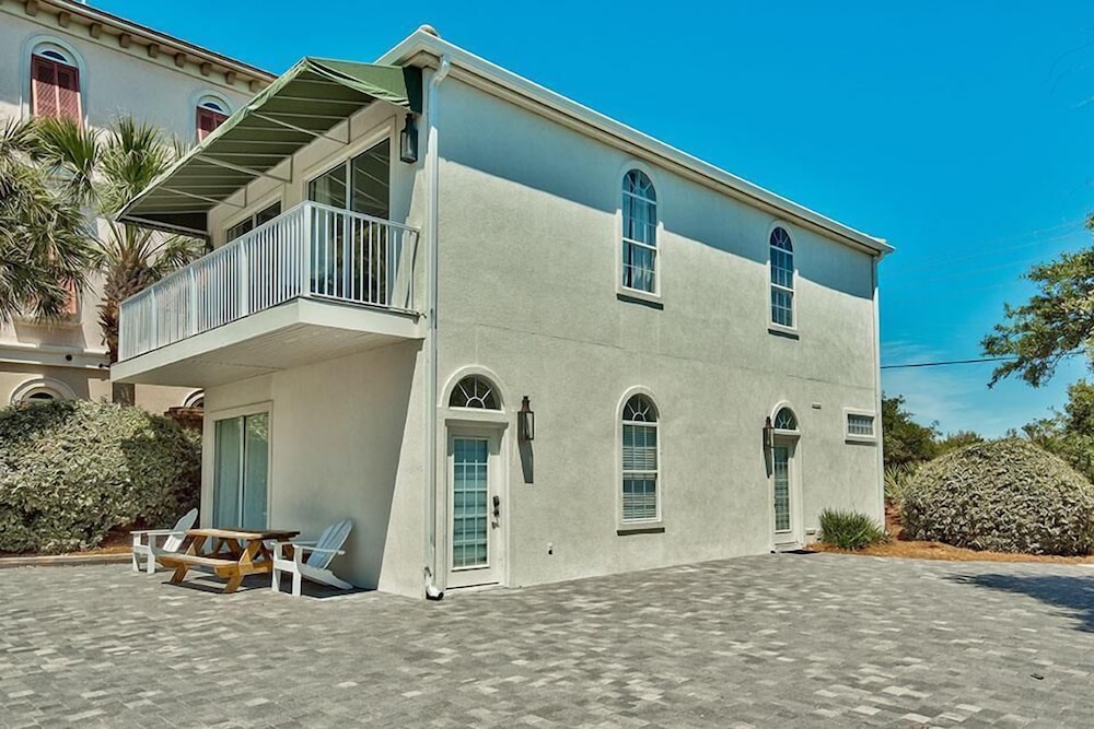 Hakuna Matata 8 Bedroom Holiday Home by Five Star Properties