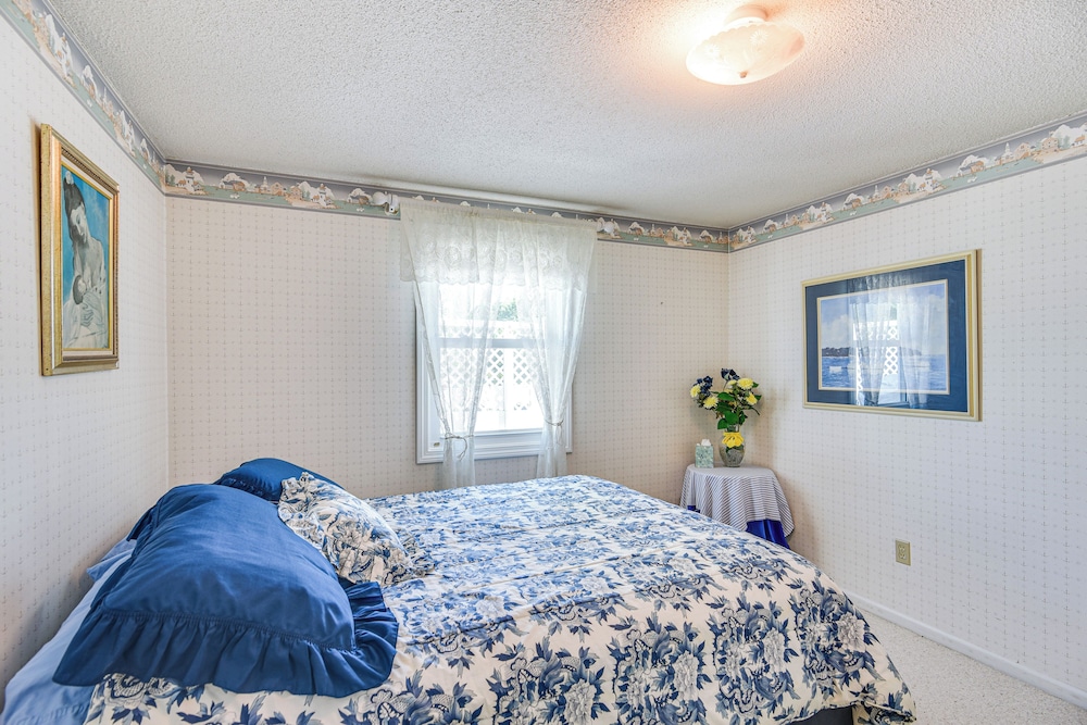 Coastal Home: 1 Mi to Beach, 2 Mi to Dtwn Newport!
