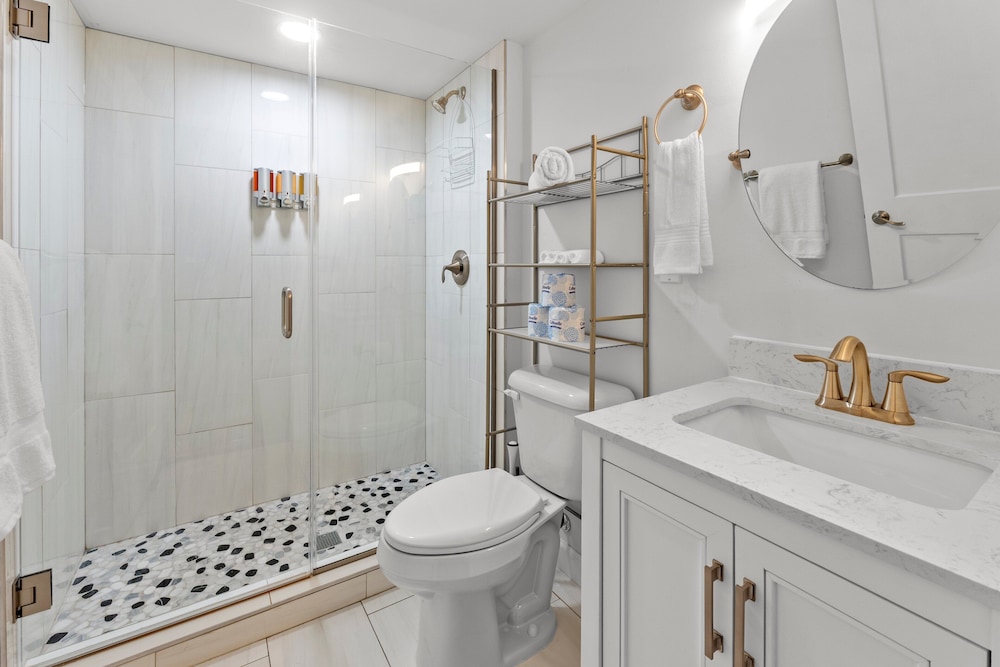 Modern Home W/garage Near SLU JZ Vacation Rentals