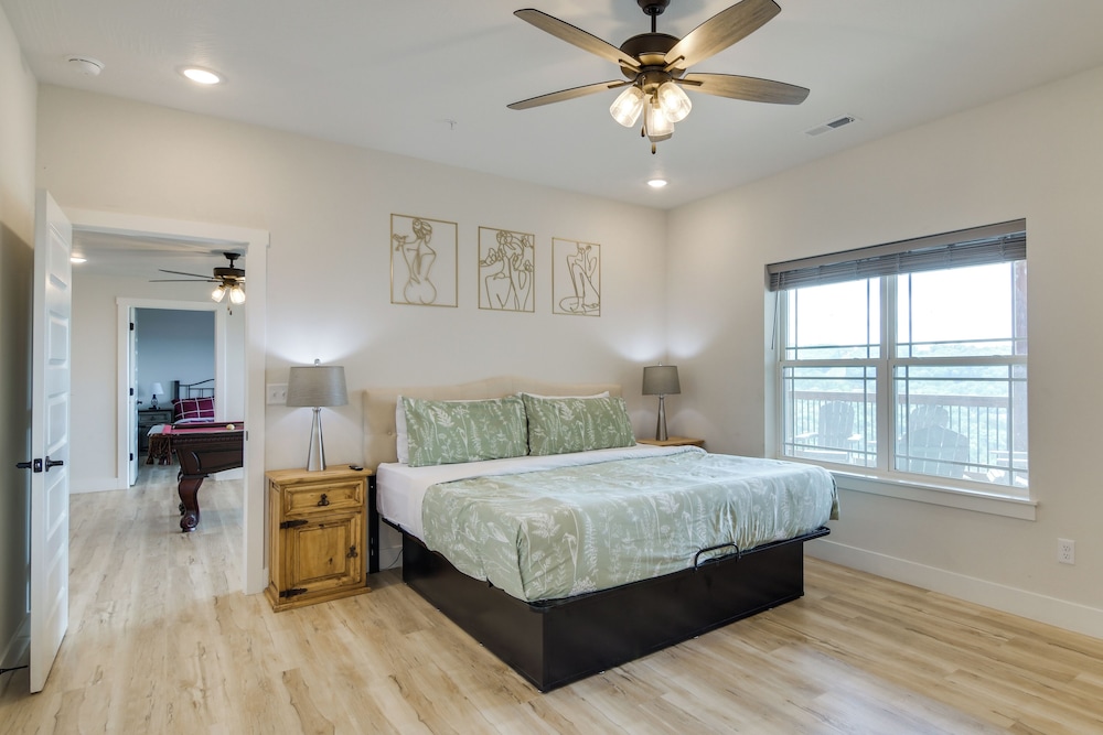 Table Rock Lake View & Games Galore: Family Lodge