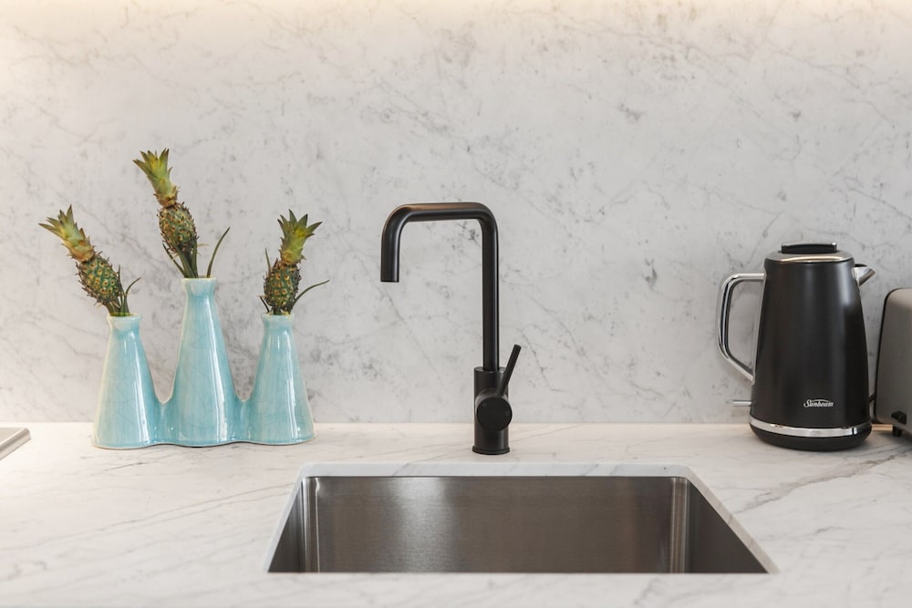 Chic 1-bed With a Sleek Balcony Near Shops