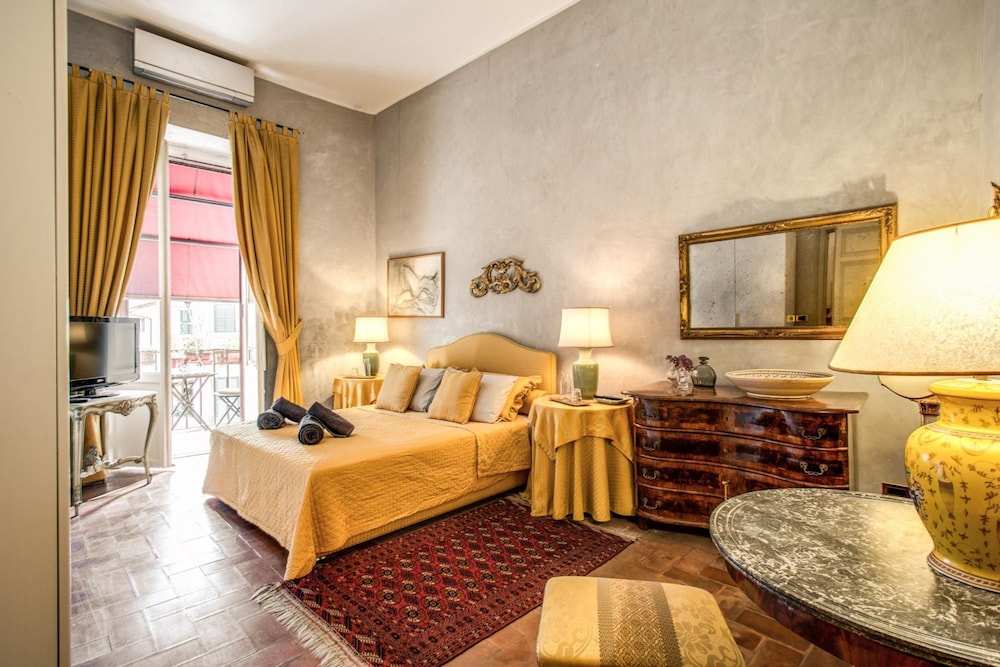Wonderful Apartment With Balcony in Piazza Margana