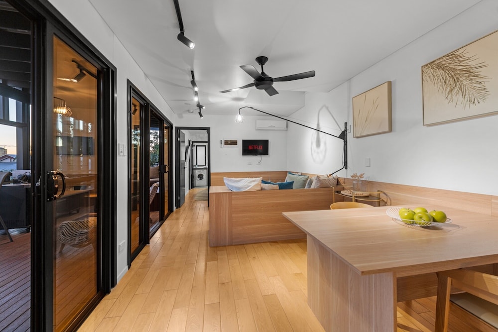 New Farm Apartment With Balcony & City Views