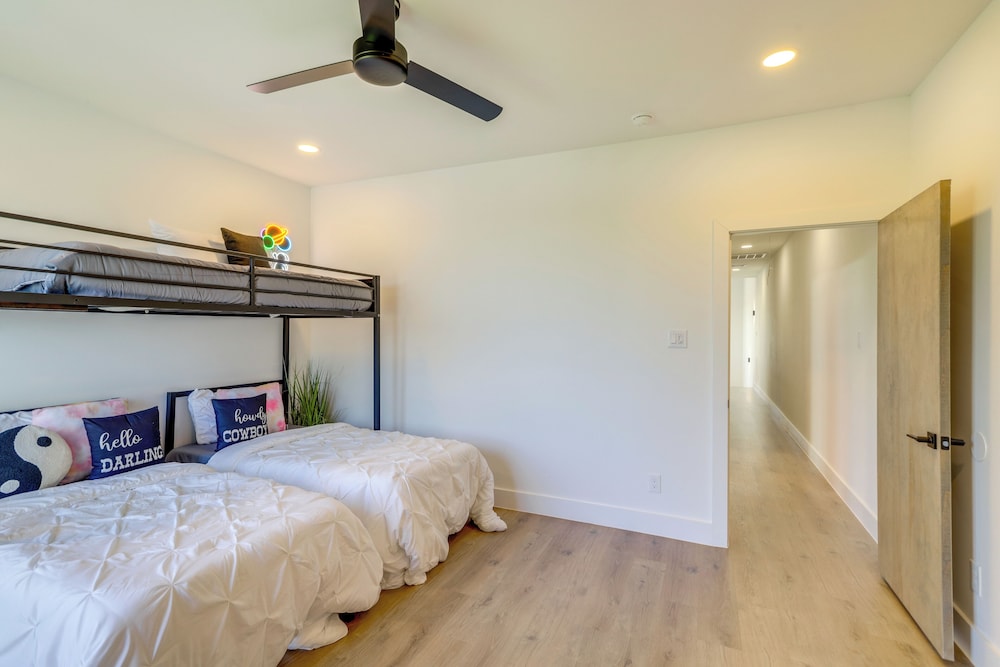 3 Mi to Dtwn: Modern Townhome w/ Yard in Houston