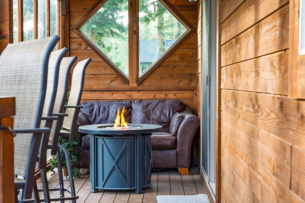 Denton by Avantstay Hot Tub Enclosed Deck w Fire Pit Near Skiing Lake