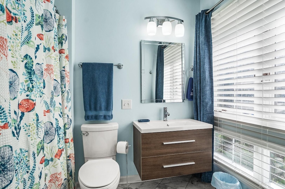 Beautifully Updated, Dog Friendly 4-bed, 4-bath Home Near Beach