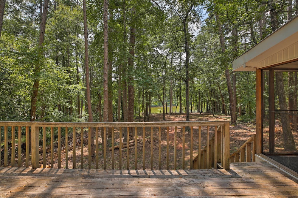 Pet-friendly Toccoa Home w/ Deck  Lake Access! - Property Image 4