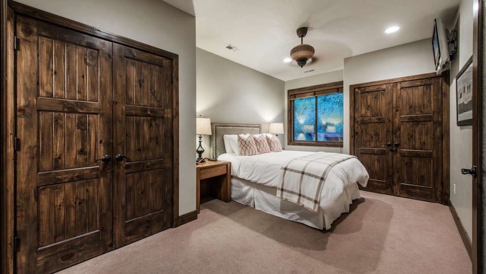 Red Hawk by Avantstay Charming Cabin w Theatre Spa 5mins to Deer Valley Mtn