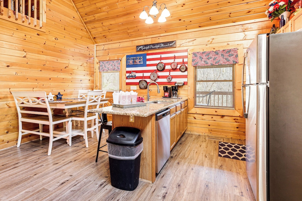 Cabin w/ Deck, Hot Tub & Douglas Lake Resort Perks