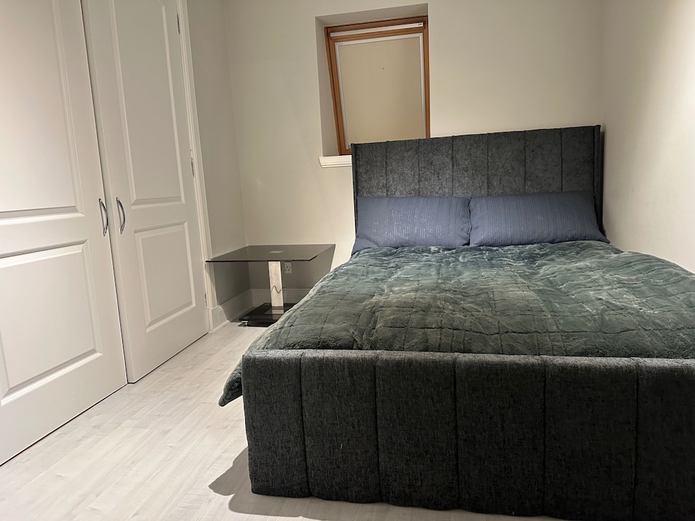 3 Bed Cottage Sleeps 2 With Parking, Garden & Wifi