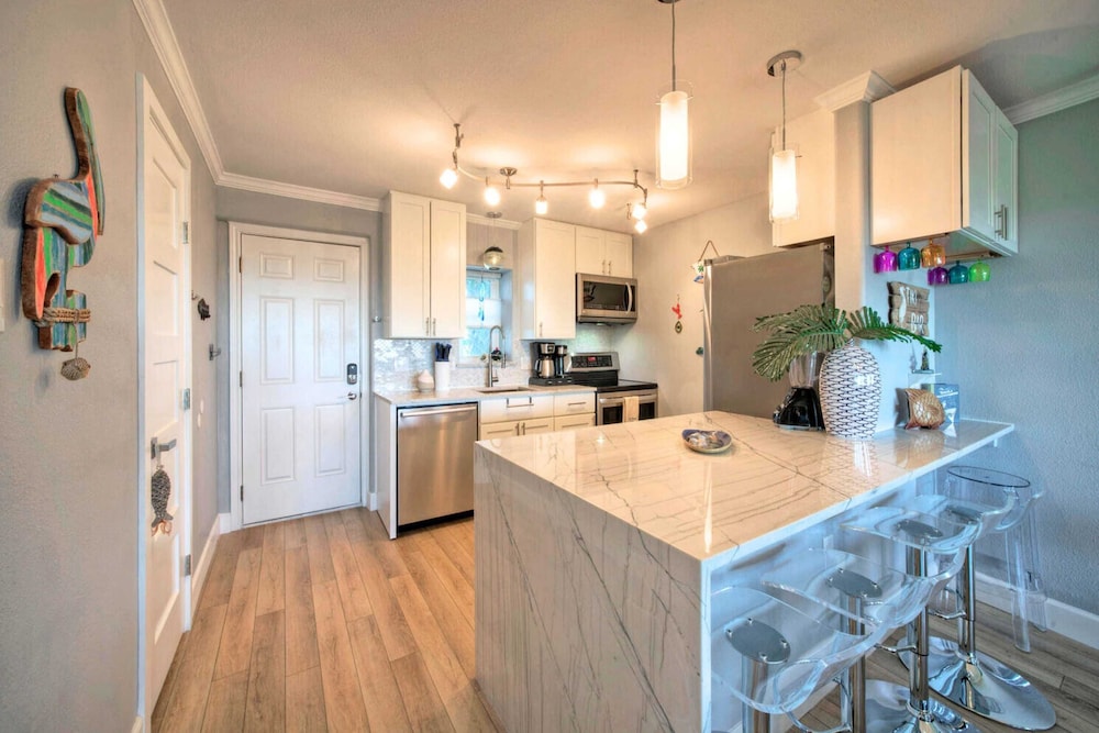 Sleeps 26 3 Island Retreat Condos w/ Beach Access, 2 Pools, Pickleball, Views