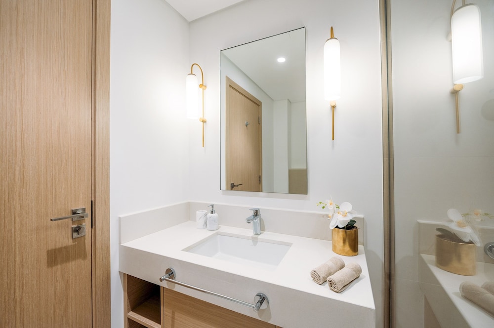 Elegant Stay: Balcony & Stunning Dubai Creek Views