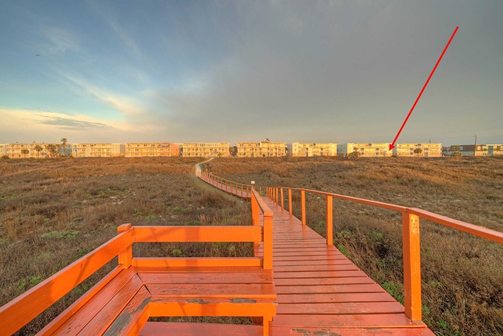 Beachfront Condo w/ Ocean View, 2 Pools, Boardwalk to the Beach Island Getaway