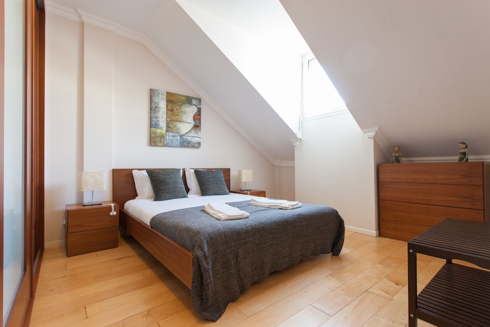 Liberty Penthouse Three-Bedroom Apartment - by LU Holidays
