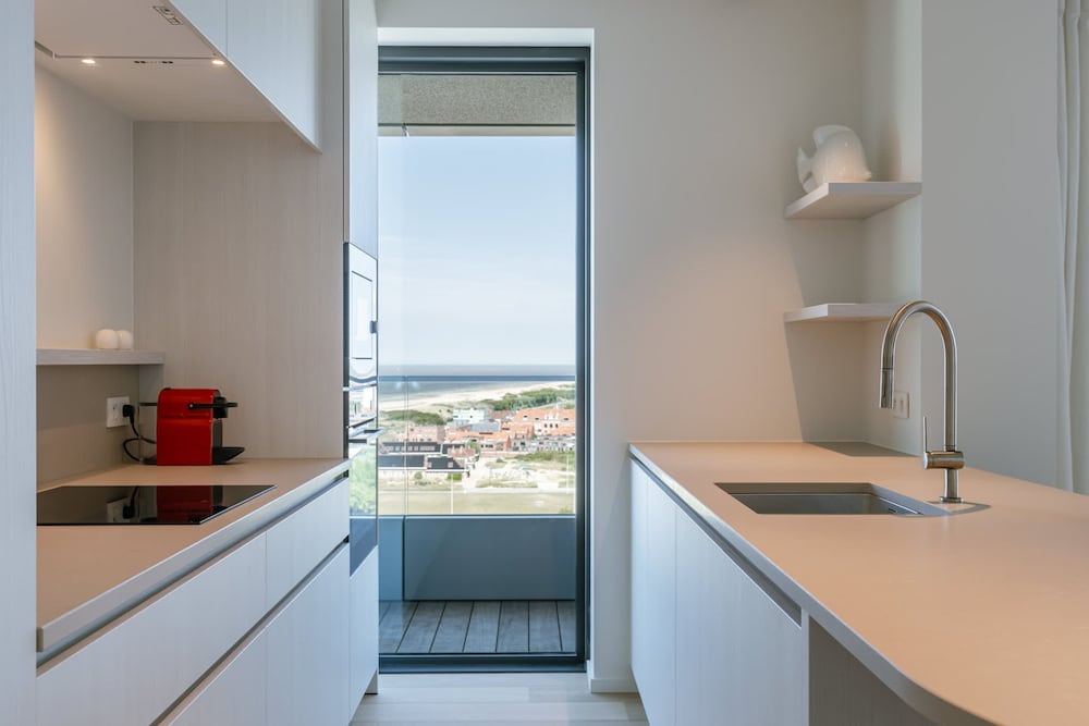 Huswell - Minimalist Coastal Luxury Panoramic View