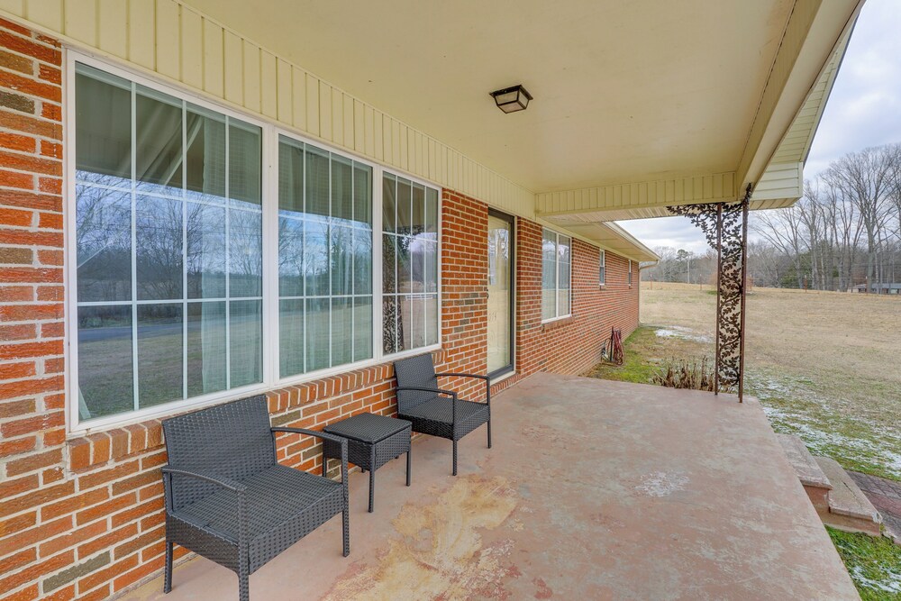 2 Mi to Town: Rustic East Tennessee Home!