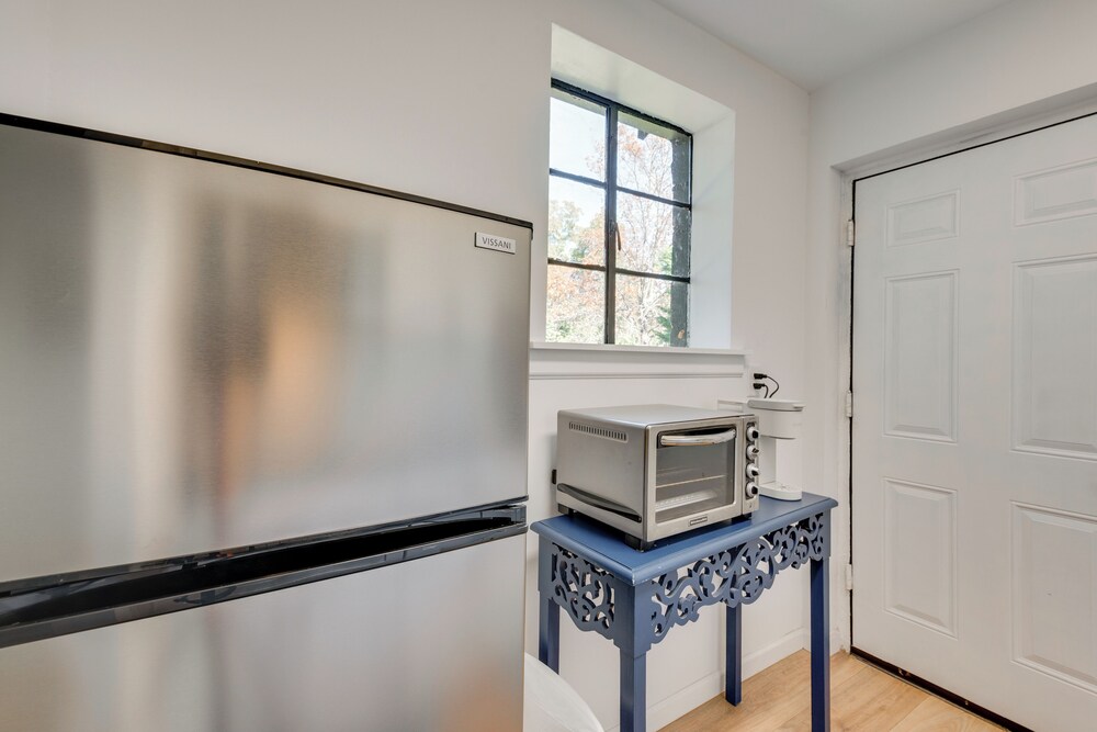 2 Mi to East Atlanta Village: Cozy Studio w/ Porch