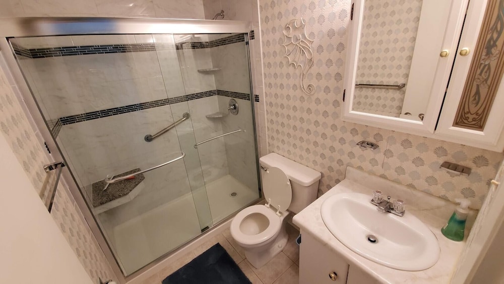 Atlantis 1608 2 Bedroom Condo by RedAwning