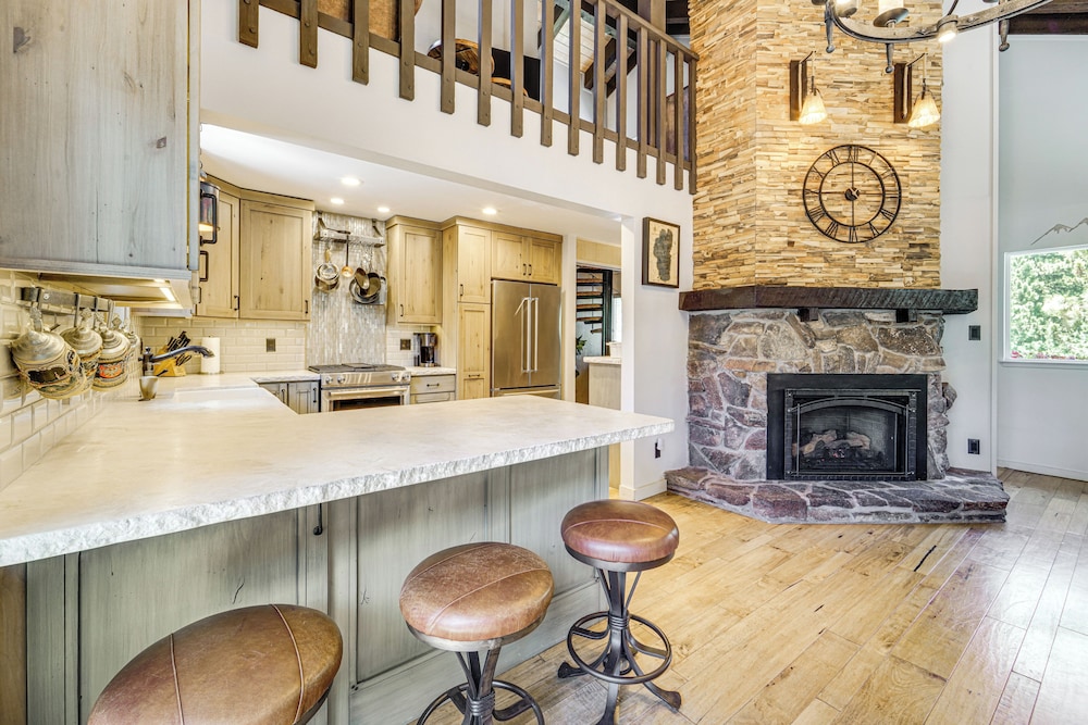 Walk to Diamond Peak: Luxe Chalet w/ Mtn-view Deck