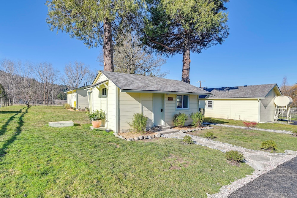 Near Rivers & Trails: Cabin in Rural Grants Pass