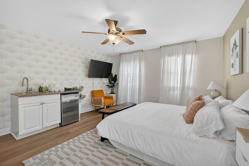 Luxury Meets Paradise Family-friendly 4BR w Pool