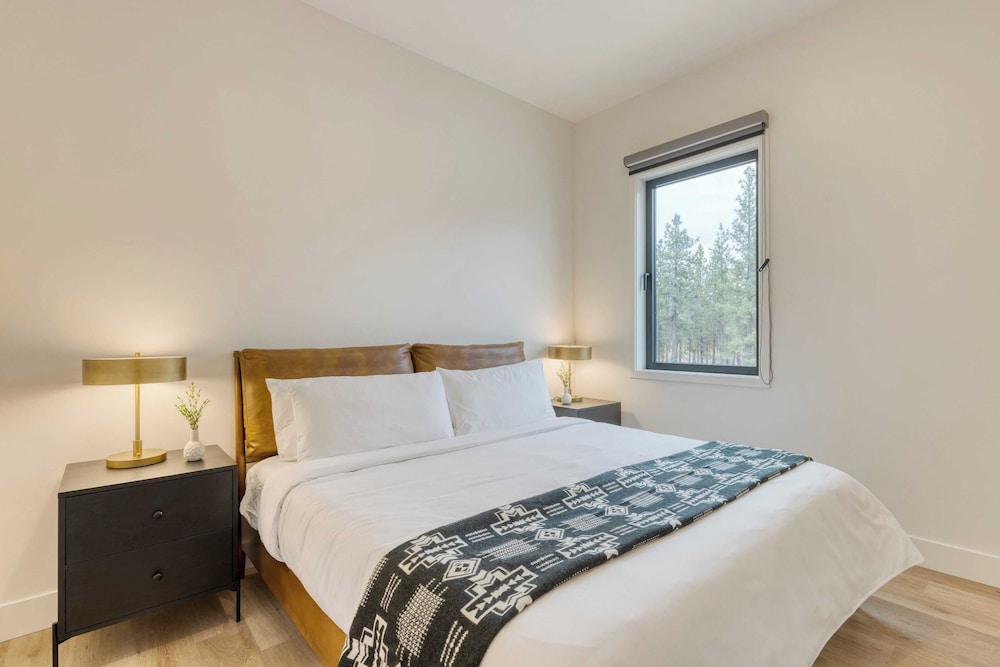2 Units Minutes to Old Bend Deck + Hot Tub 1216 Skyline Ranch by Avantstay
