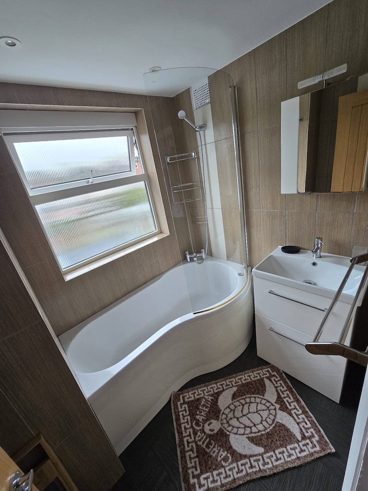 Spacious 4-bed House Close to LHR and London