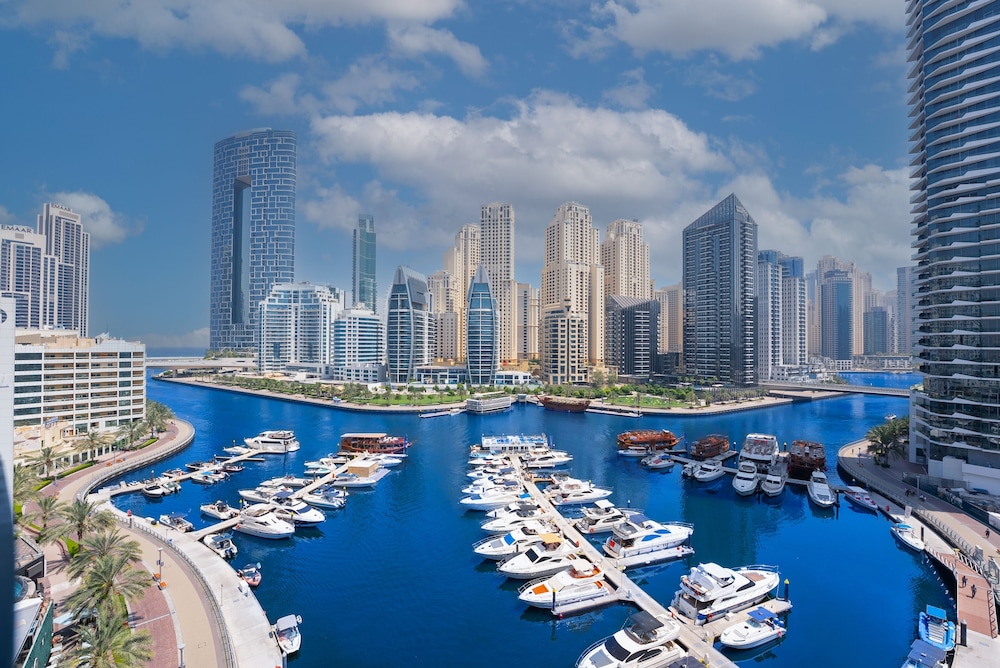 SIMPLY COMFORT  Bright Apartments Steps from Marina Walk