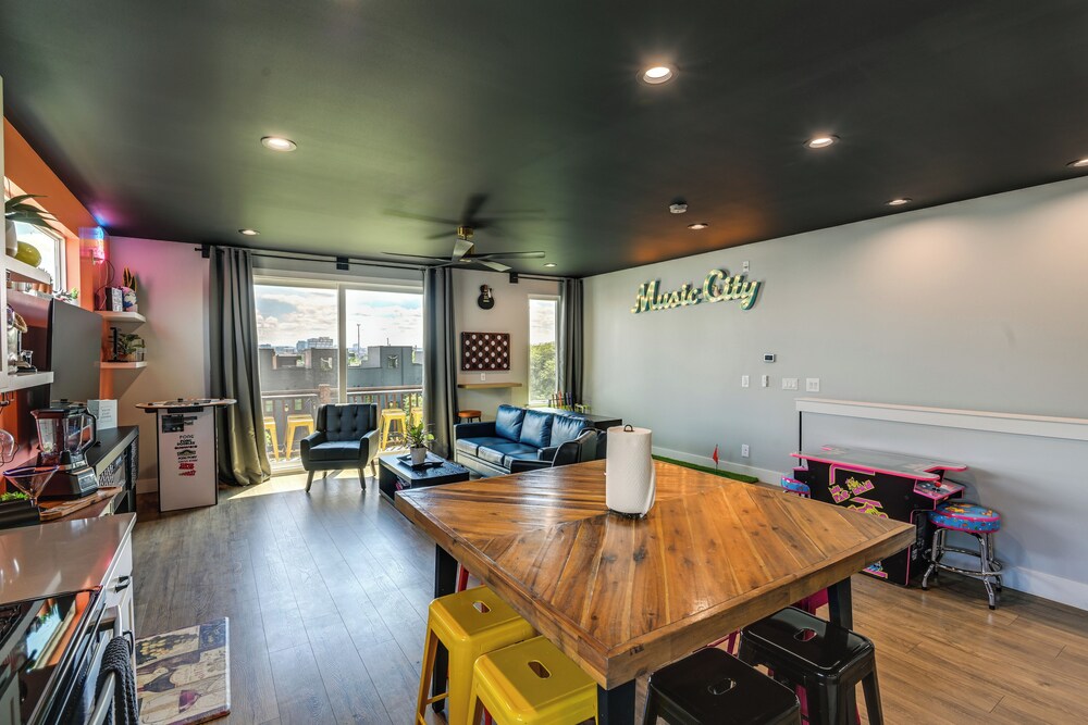 Skyline Views: Nashville Townhome 3 Mi to Broadway