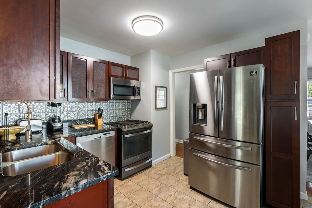 Hot Tub BBQ Retreat Spacious Backyard Pet-friendly