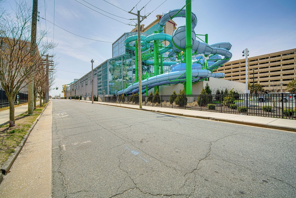 Walk to Casino: Condo w/ Balcony in Atlantic City!