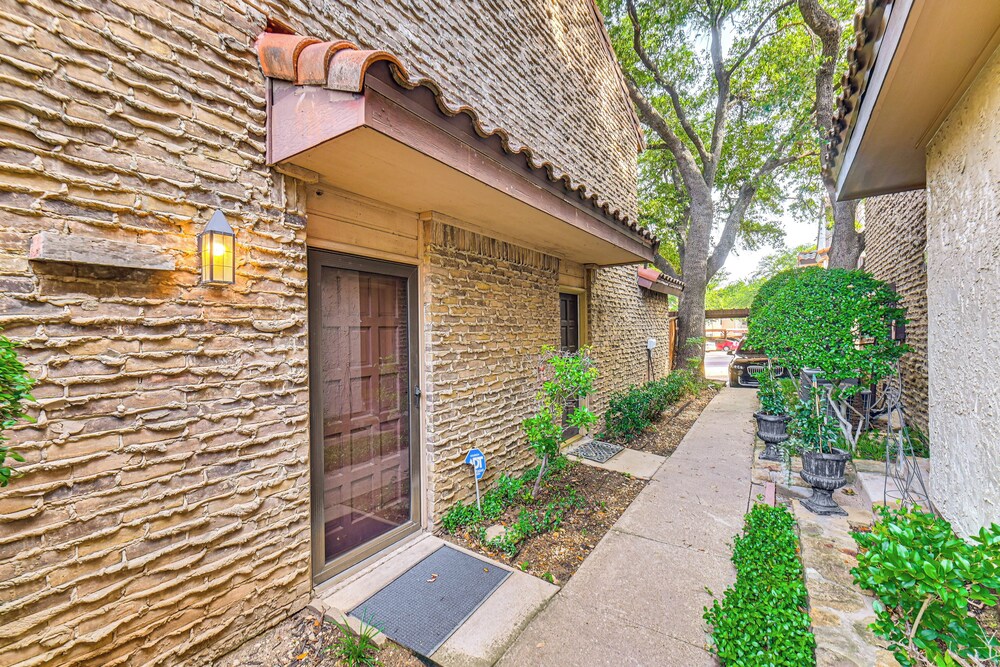 Cozy 2-story Condo Near Galleria in North Dallas!
