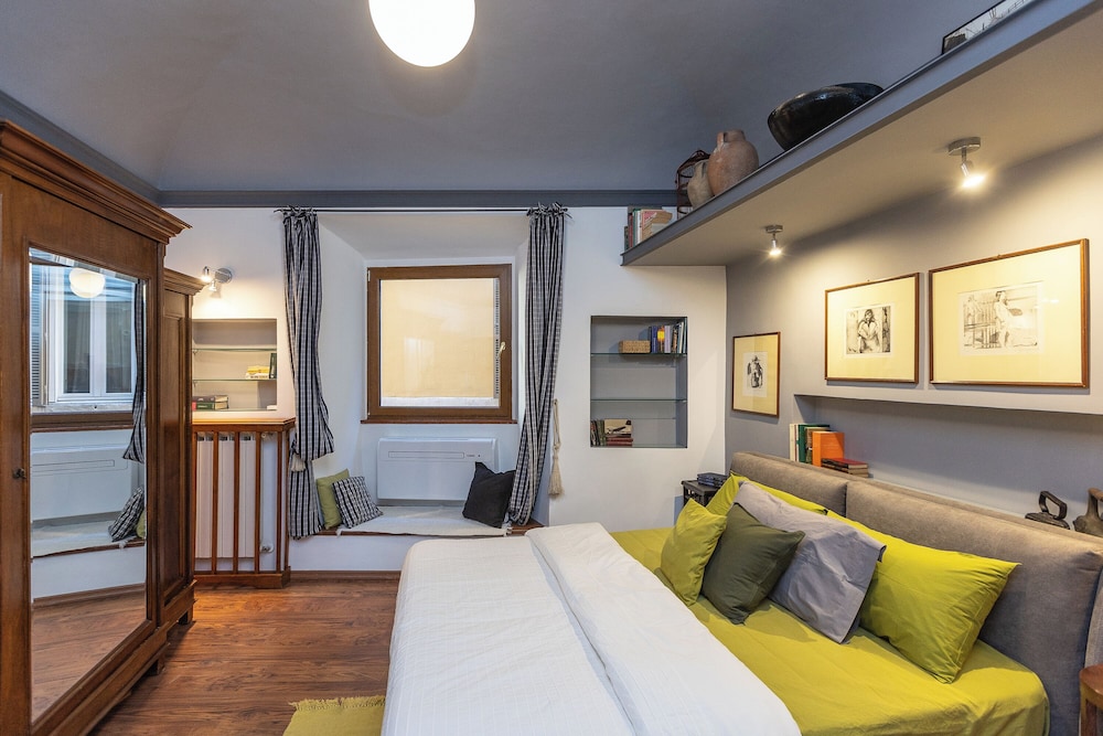 Pantheon Apartment