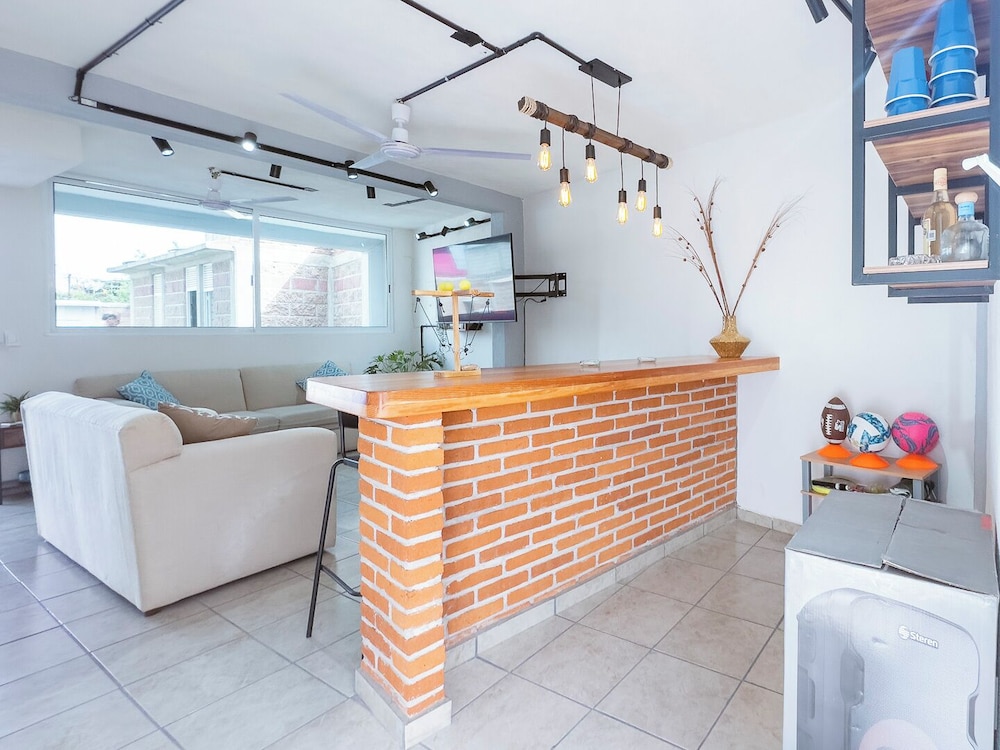 New Comfortable Retreat. Pool & BBQ