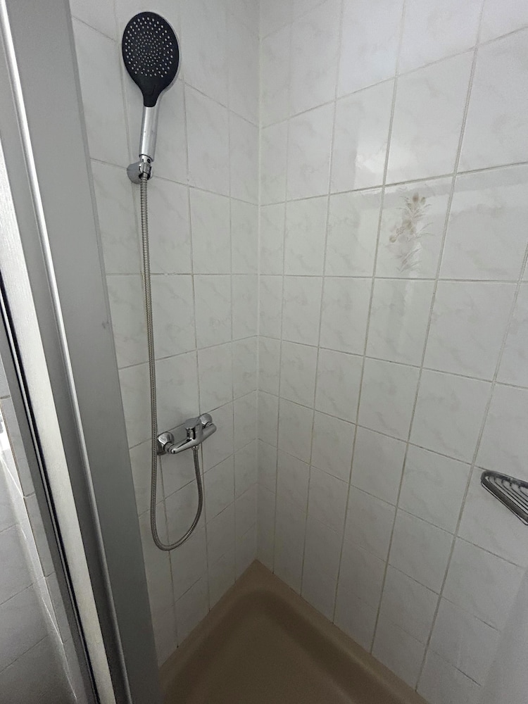 2-Rent Group Hostel Rooms AUB162